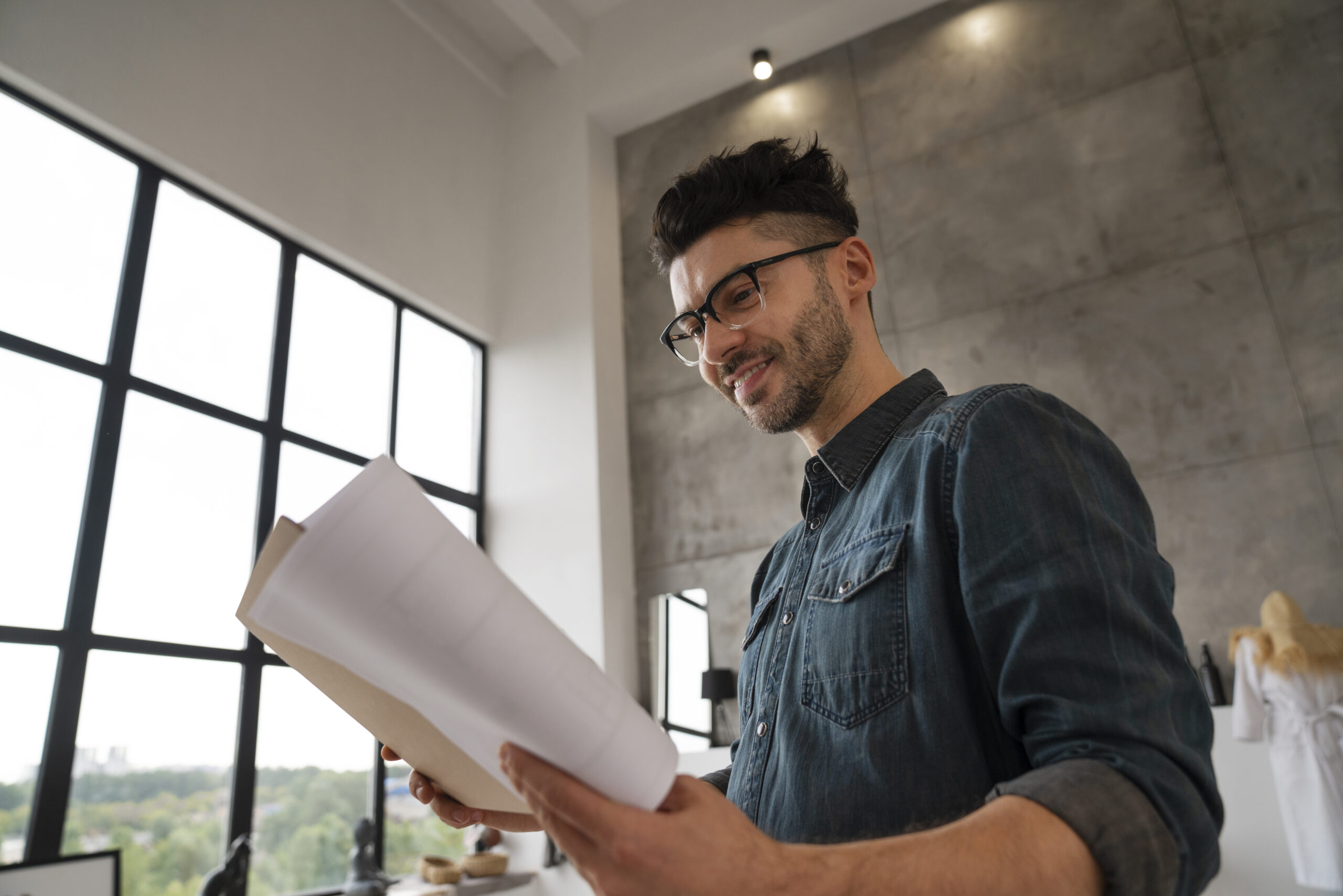 Arquitecto asesorando diseño de casa prefabricada personalizada en Cali según necesidades del cliente.